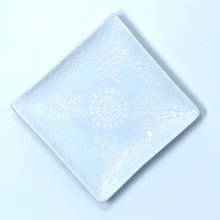 Load image into Gallery viewer, 00370 - SNOWFLAKE PLATES (2PK)